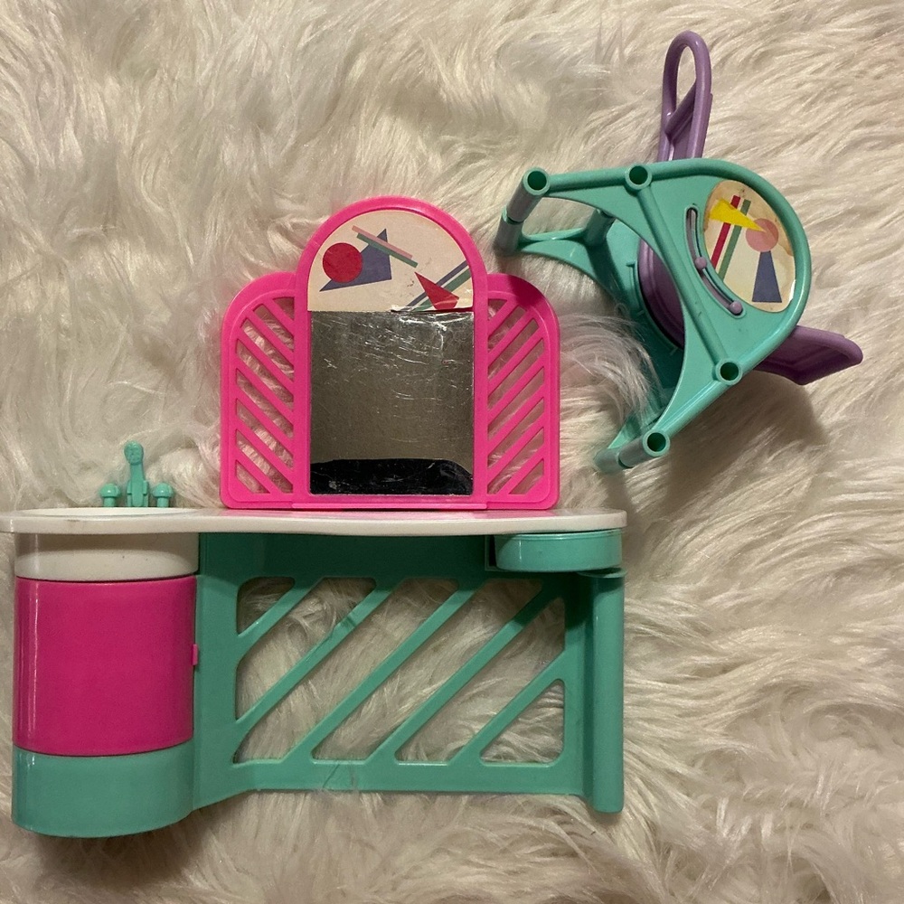 Vintage & rare 1989 Barbie Beauty Salon Vanity w/mirror, sink, & chair